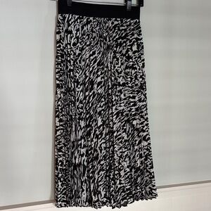 I.N.C International Concepts elastic waist pleated skirt abstract black / white